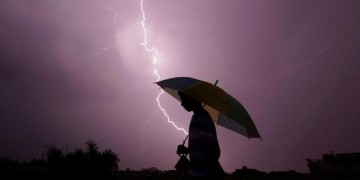 चट्याङको मौसम सुरु भयो, कसरी जोगिने  ?